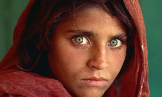 « L’afghane aux yeux verts »  – le monde vu par Steeve Mac-curry, photographe  américain contemporain.